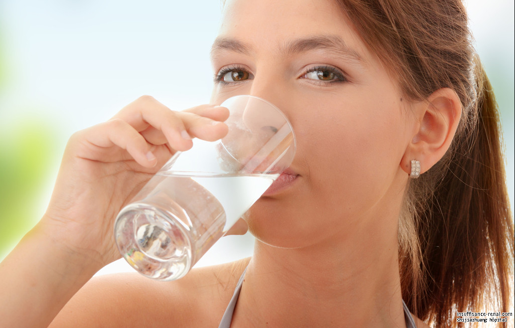 Quelle quantité d'eau peut boire chaque jour pour insuffisance rénale