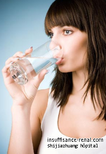 Le patient d’insuffisance rénale doit contrôler boire l’eau