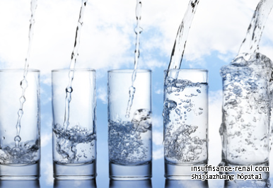 Combin de l'eau peuvent les patients de la néphropathie boire