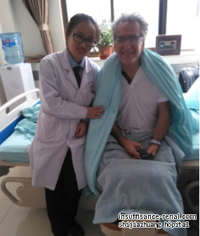 Le patient étranger de la néphropathie traverse le mer en Chine pour chercher la médecine traiditionnelle chinoise