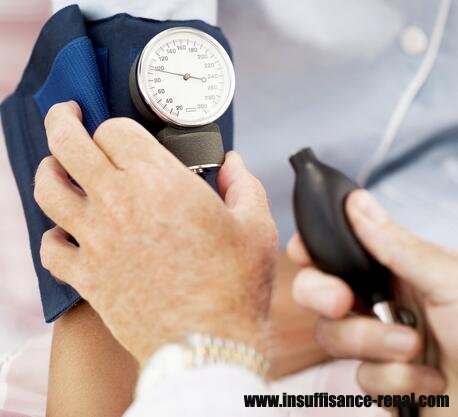 L'hypertension et gonflemnet pour l'étape 4 d'insuffisance rénale